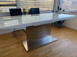 Extendable dining table