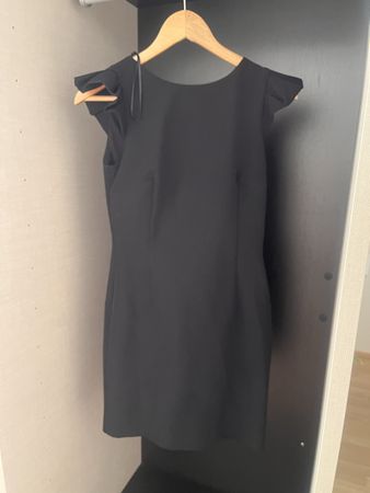 Zara schwarzes Etuikleid Gr. S – elegant mit Volantärmeln