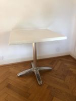 Table bistrot pliable plateau carré blanc pied métal.