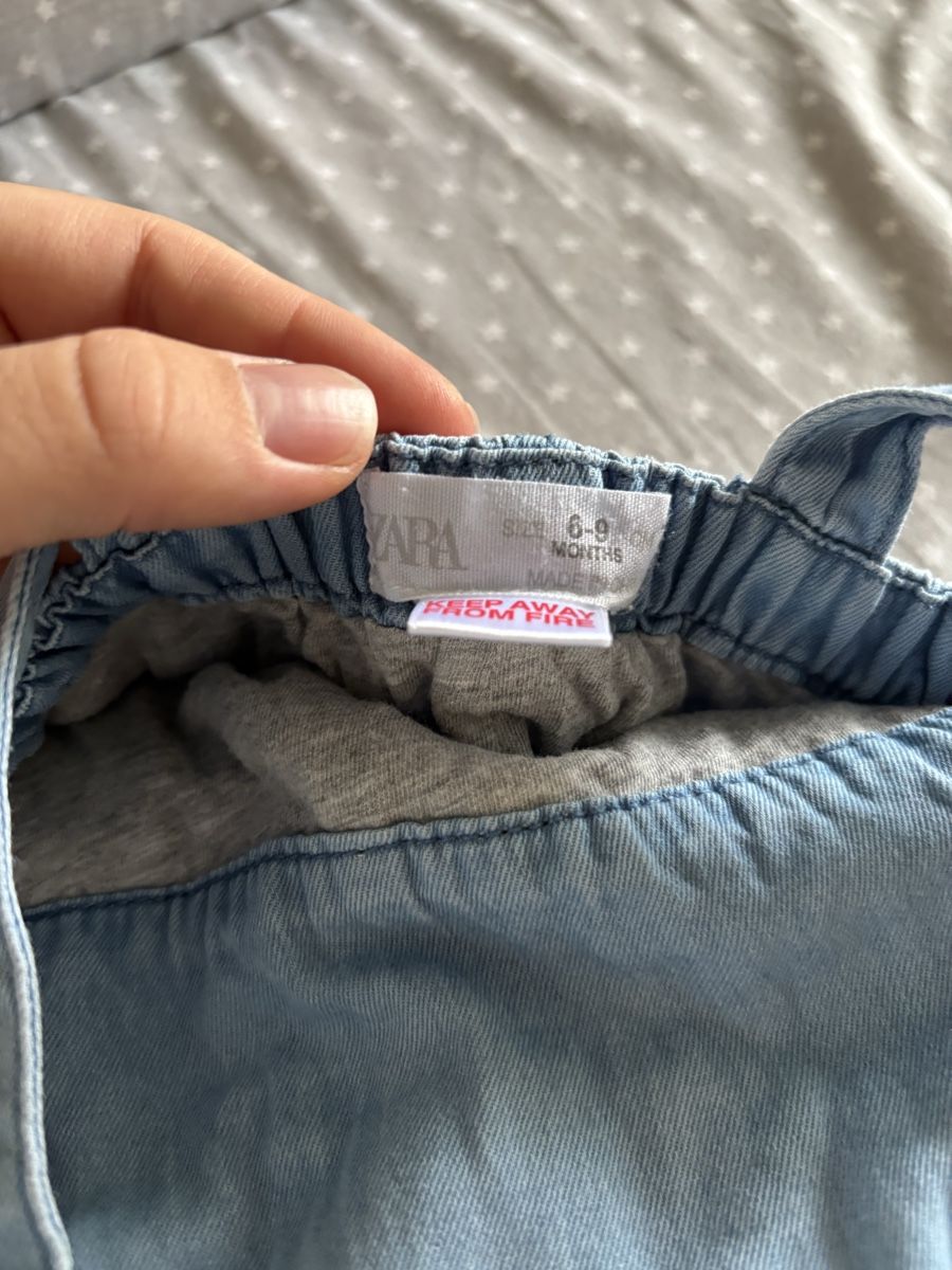 Zara Pantaloni: Latzhose Zara Grösse 6-9 Monate  – Usato da Wohlenschwil venduto da angelsweet 3