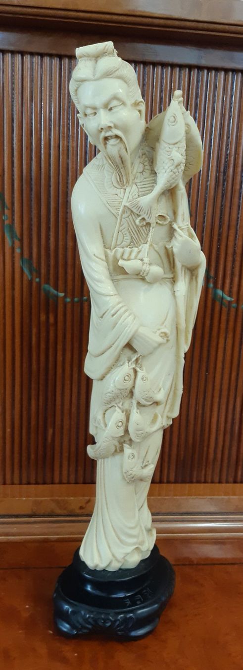 Figuren: Asiatika - Figur mit Fischen – Gebraucht aus Stetten AG von Brissago25