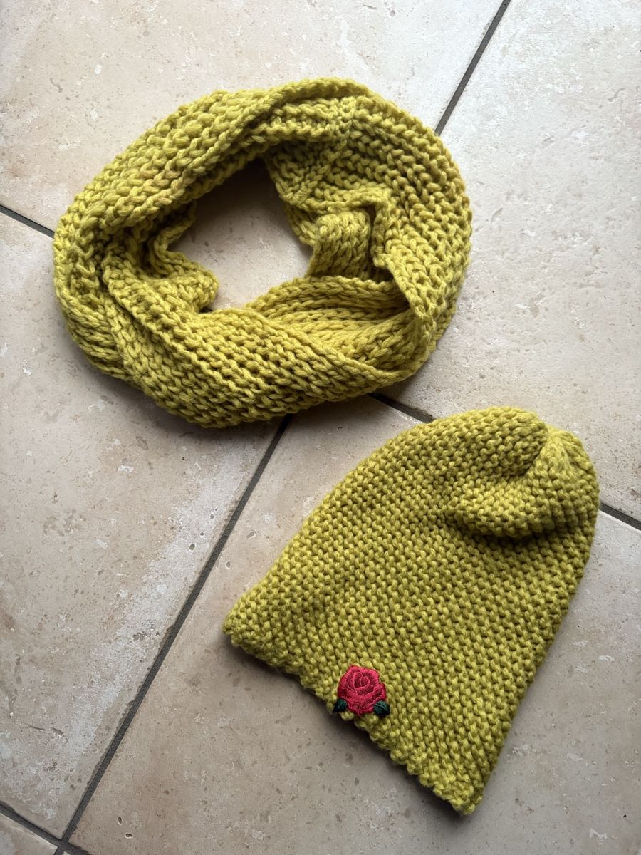 Foulard & Sciarpe: Loopschal mit Mütze – Nuovo (secondo la descrizione) da Ricketwil venduto da Lady_of_Glenmore