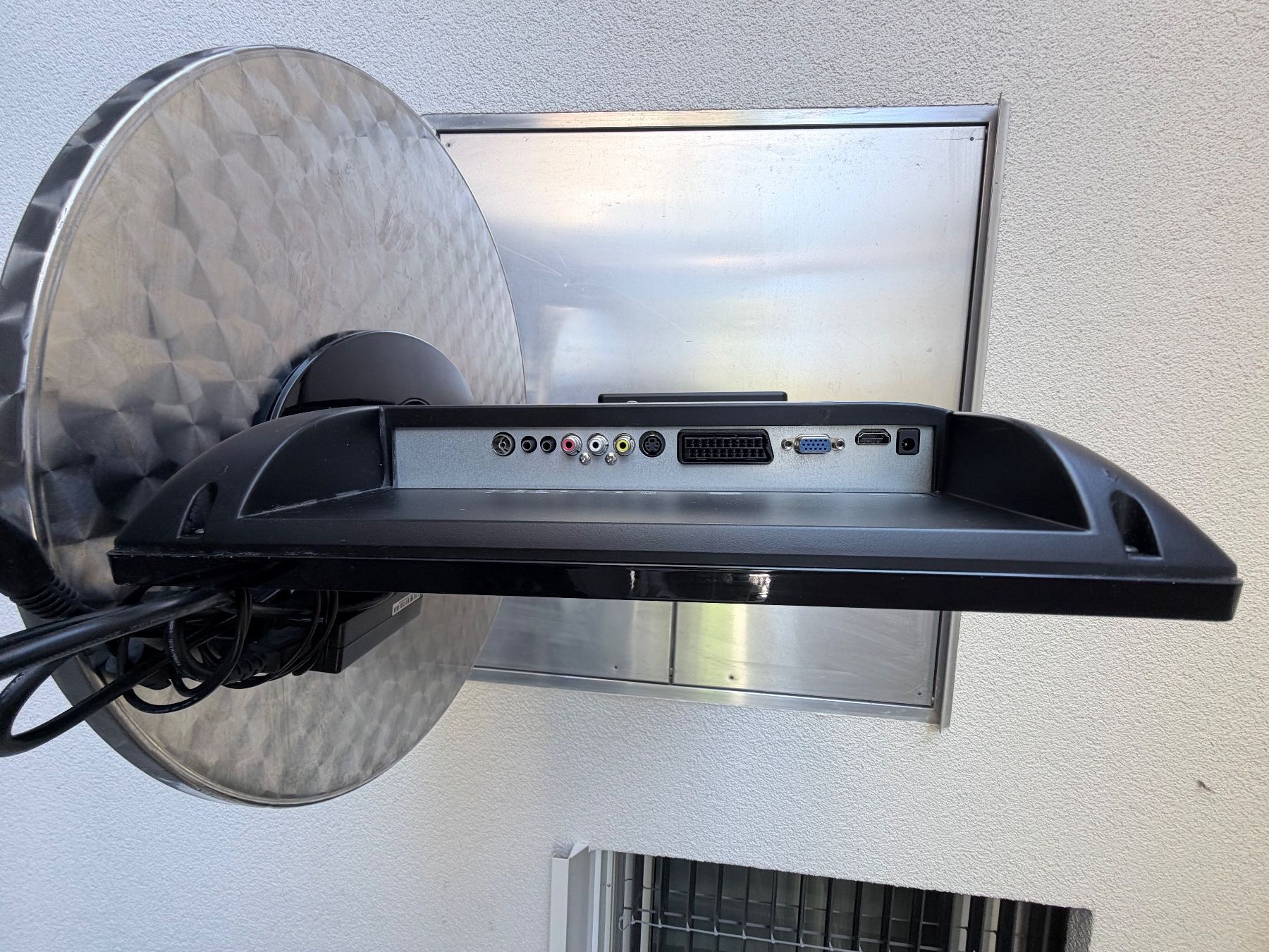 Televisori: TV LCD 22" mit  integriertem DVD Player – Difettoso da Bäretswil venduto da Virgen 5