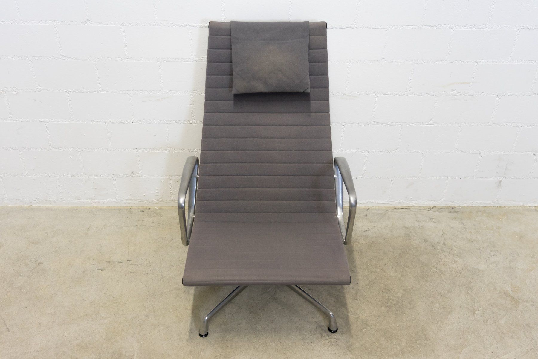Vitra Sessel: Vitra Eames Aluminium Chair EA 124 - Lieferung möglich – Gebraucht aus Schaffhausen von Studio-Ara 3