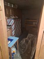 Petit bureau à trois tiroirs, revêtu de formica bleu clair. 