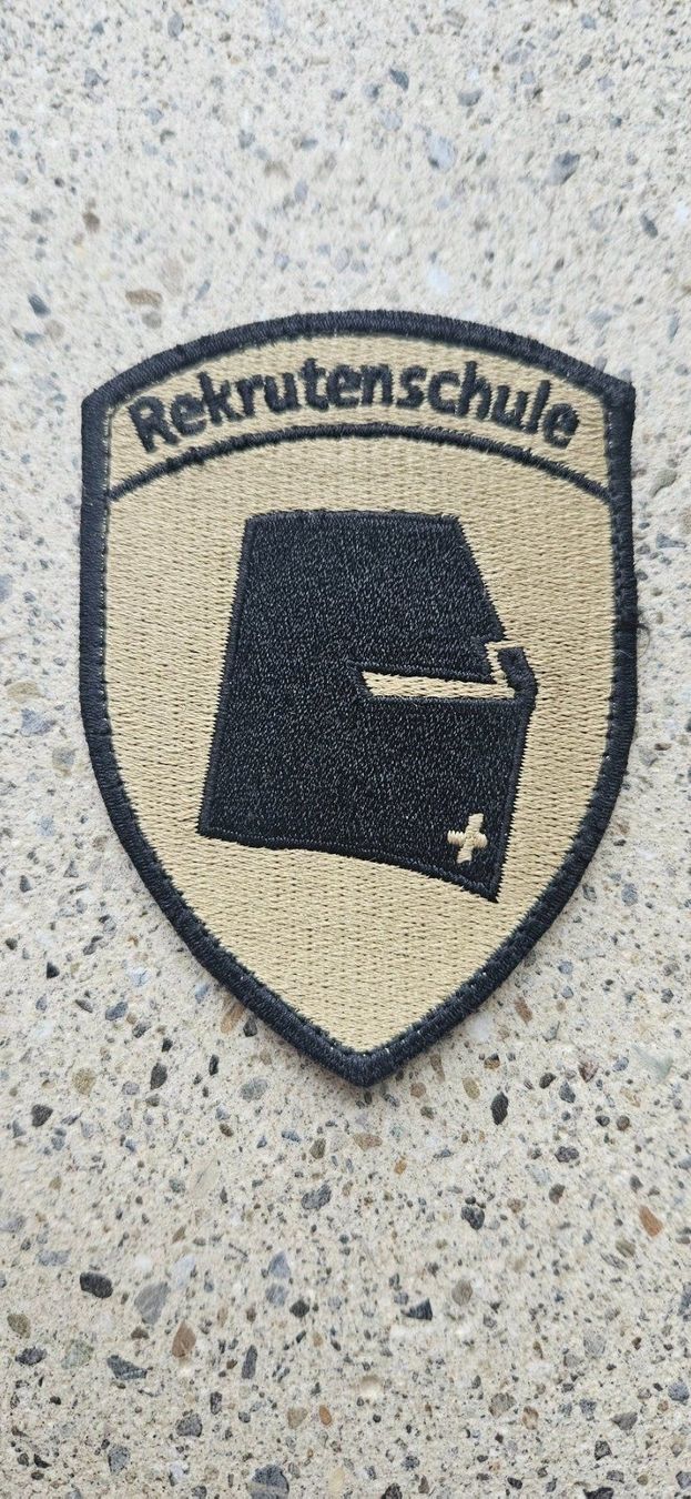 Schweizer Armee Plaketten & Abzeichen: *** Badge Rekrutenschule mit klett *** – Neu (gemäss Beschreibung) aus Riedholz von fr_sIruP