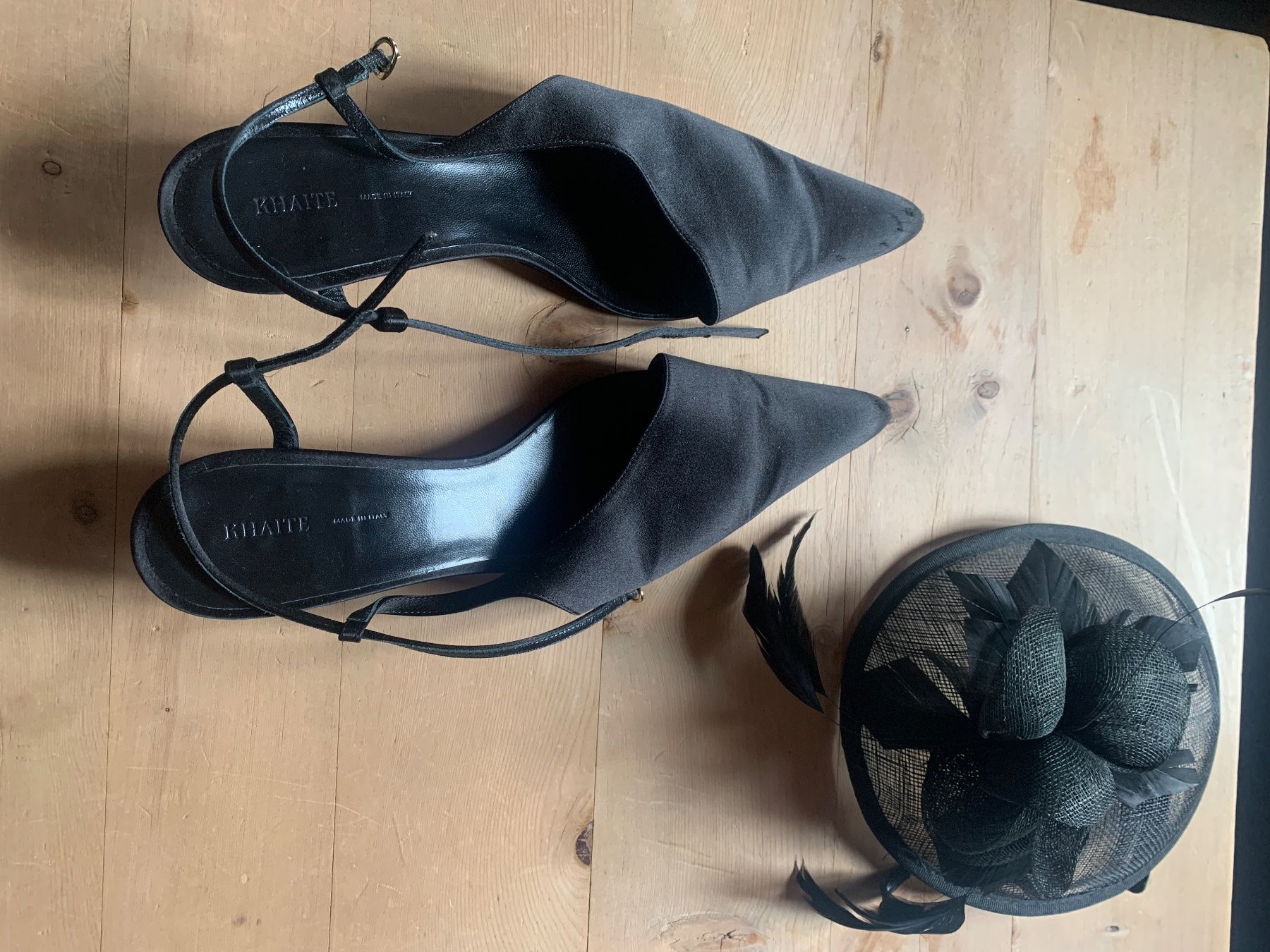 Copricapi, berretti & cappellini: KHAITE Pumps und Fascinator – Usato da Müstair venduto da soundgarden02