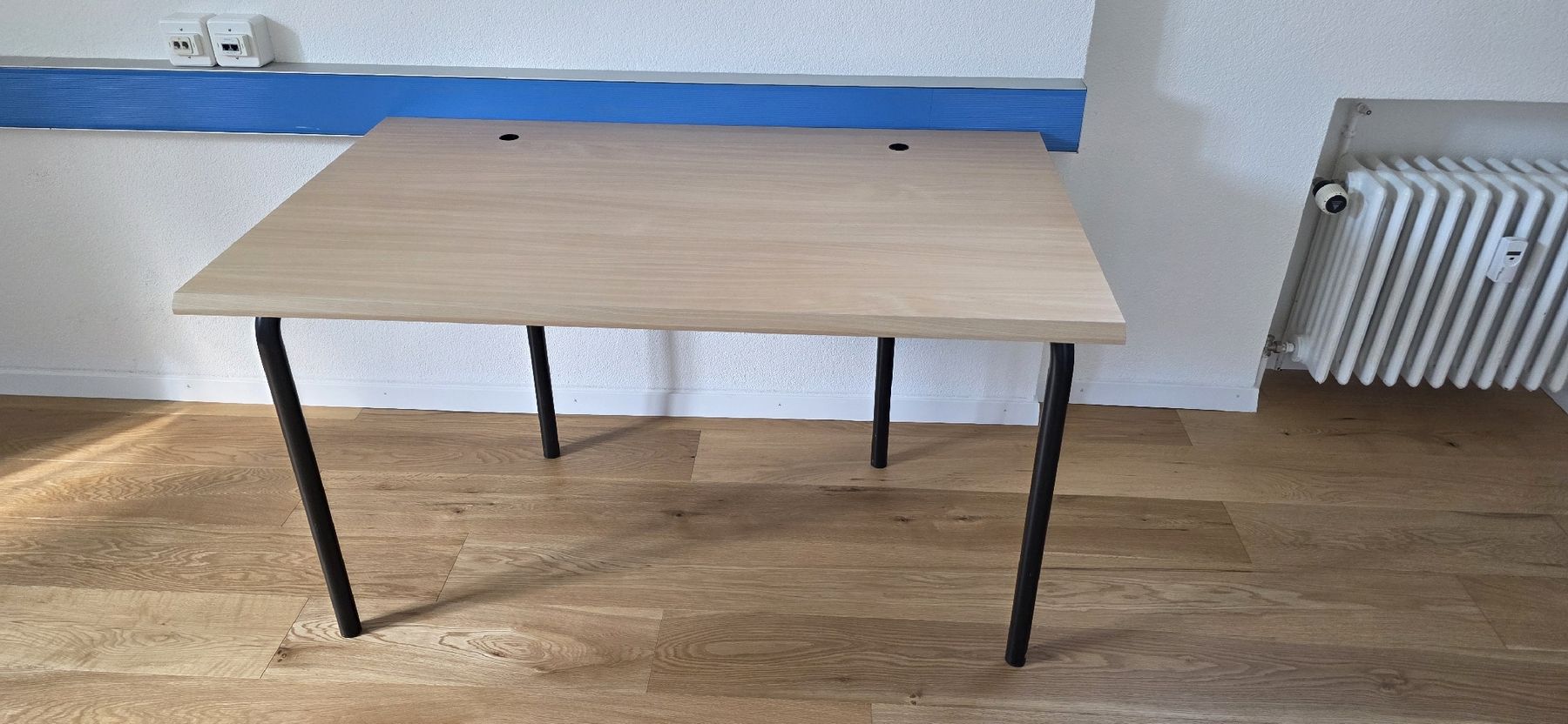 Schreibtische: Tisch hellbraun mit schwarzen Metallbeinen – Gebraucht aus Urmein von chello68 2