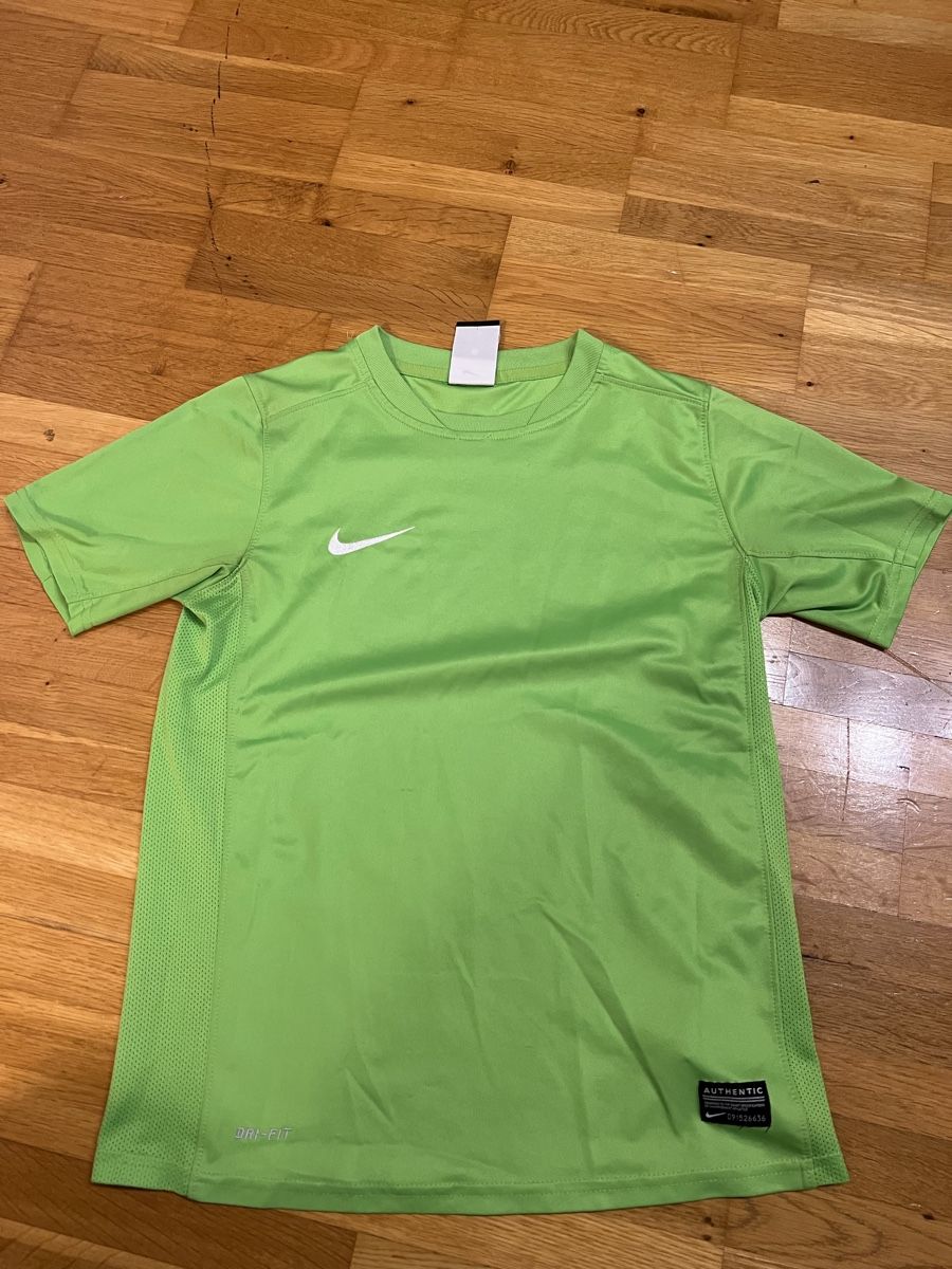 Nike Camicie, T-shirt & Polo: Tshirt Kinder 137-147 – Usato da Herisau venduto da YOLO76