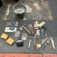 Diverses Maurer Werkzeug, Kellen, Kessel etc. und Zement