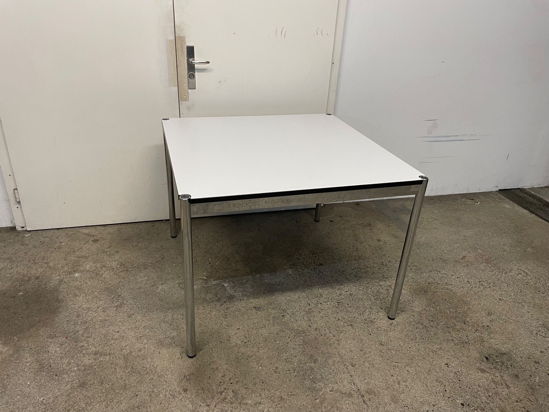 USM Tavoli: Usm Haller Tisch – Usato da Basel venduto da M.Secondhand