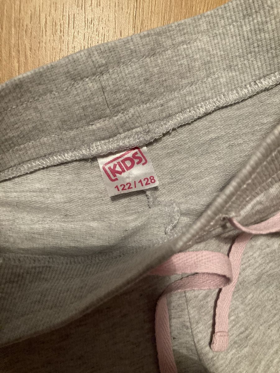 Pantaloni: Mädchen Trainerhose Gr. 122/128 – Usato da Emmenbrücke venduto da JJ_89 2