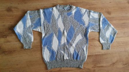 schöner bunter Pullover him