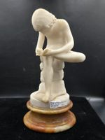 Antike Spinaro Skulptur aus Alabaster Junge mit Dorn