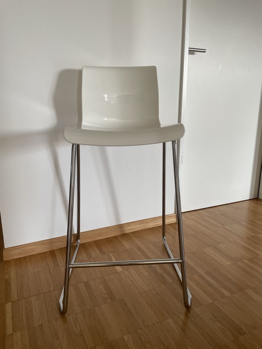 Ikea Chaises hautes: Barhocker Ikea weiss – D'occasion à St. Gallen par SidonieNaimi 1