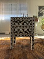 Schicker Nachttisch mit Muster, 2 Schubladen, Top Zustand!