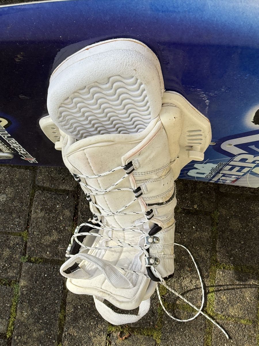 Tavole da surf e di nuoto: Wakeboard Hyperlite inkl. Bindung, gebraucht – Usato da Aarau venduto da Gregor.Quattro5000 2