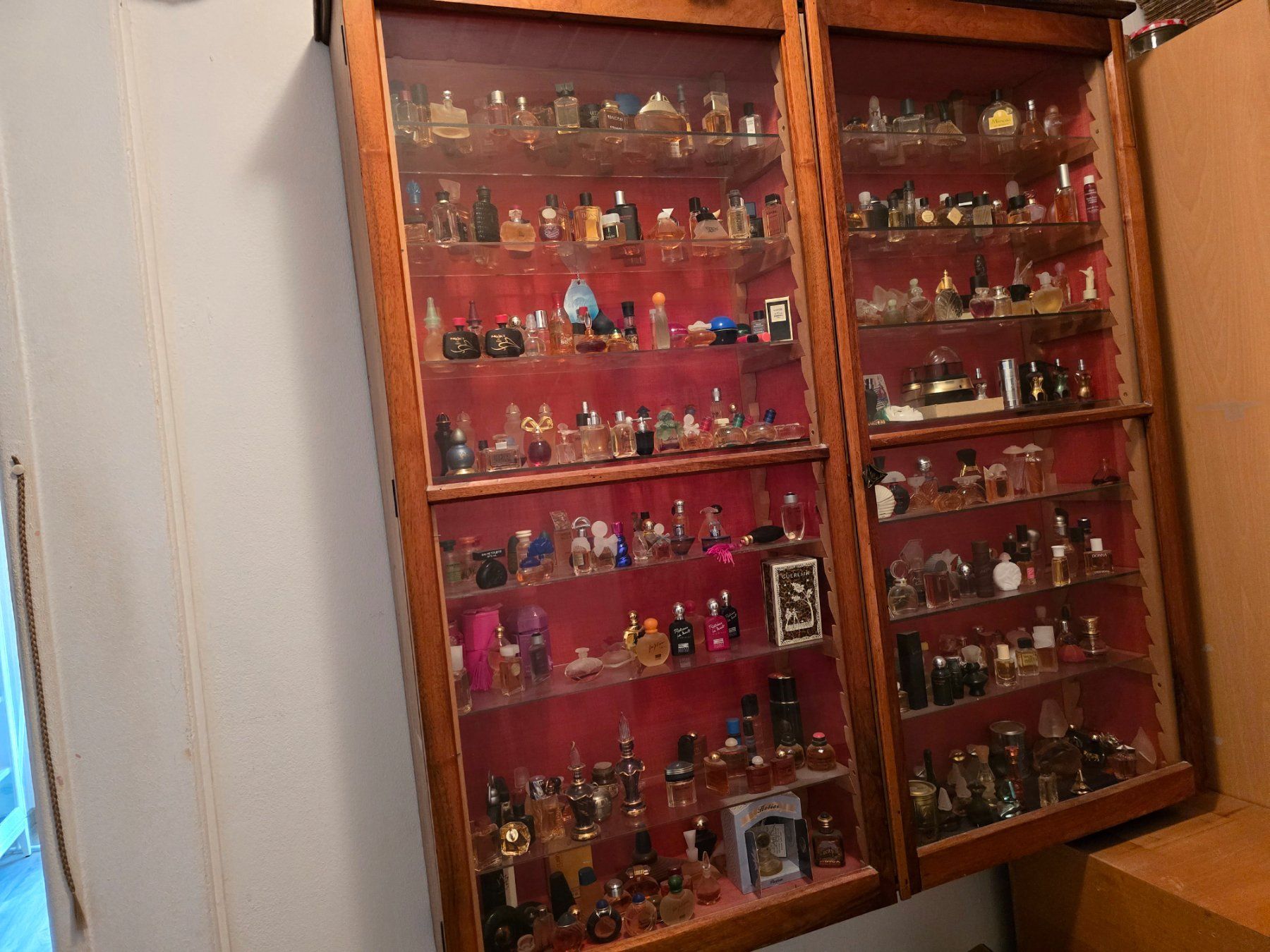 Vitrinen: Vitrine avec mini parfum – Gebraucht aus Le Sentier von Bercat12 1