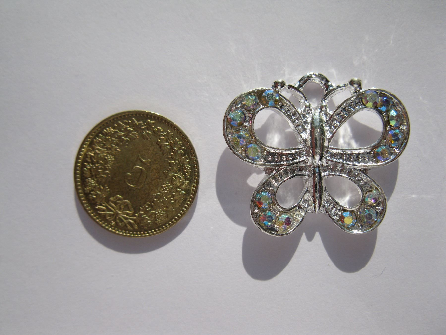 Anhänger: Anhänger Schmetterling 25x22 versilbert mit Strass – Neu und originalverpackt aus St. Margarethen TG von LuanaKa
