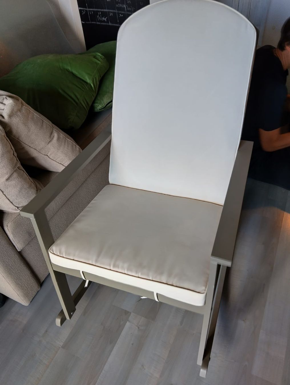 Pfister Sedie: Chaise à bascule en bois gris clair avec coussin écru – Usato da Colombier NE venduto da Pims2127