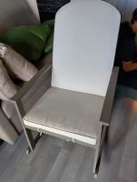 Chaise à bascule en bois gris clair avec coussin écru
