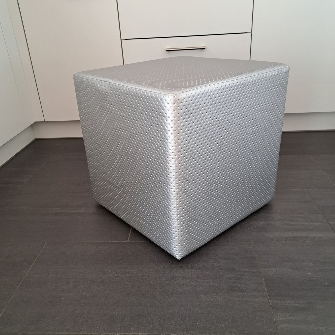 Sgabelli: Neuer quadratischer Hocker silber-grau – Nuovo (secondo la descrizione) da Hochdorf venduto da Westin05