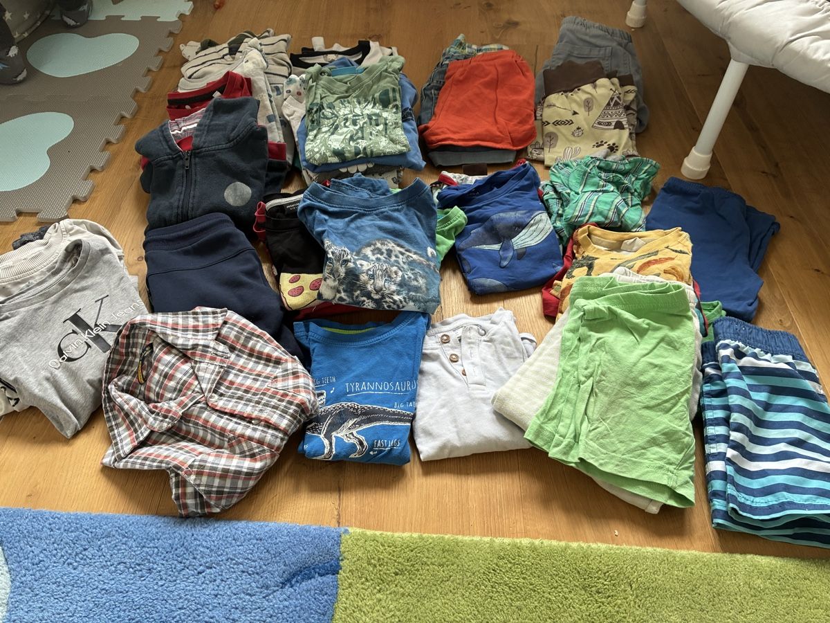 Lotti & Set di vestiti: Grosses Kleiderset 92/98 – Usato da Pfäffikon ZH venduto da cherotich
