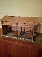 Selbstgebautes Haus aus Bast und Holz