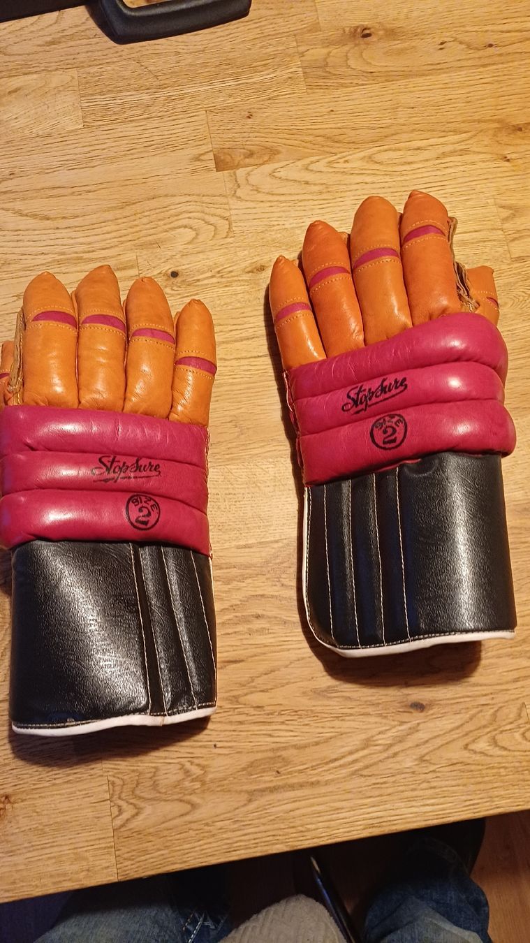 Altri accessori da uomo: Alte Eishockey Handschuhe – Usato da Flawil venduto da Pinkmalibu