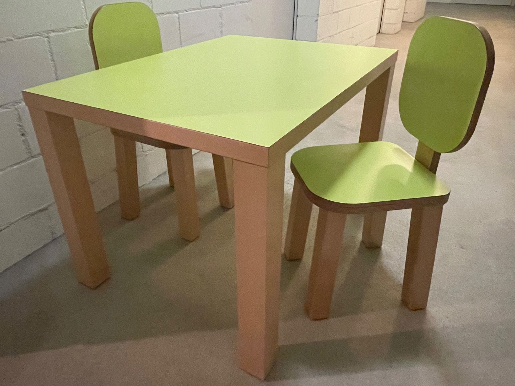 Set di tavolo e panche: Kindertisch mit 2 Stühlen – Usato da Jona venduto da Eve10
