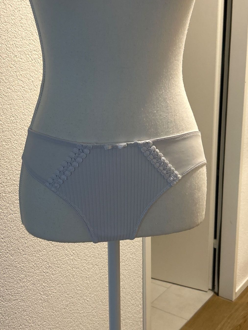 Autres dessous: Damen Slip weiss mit Spitzen – D'occasion à Brunnen par Nala2929 2