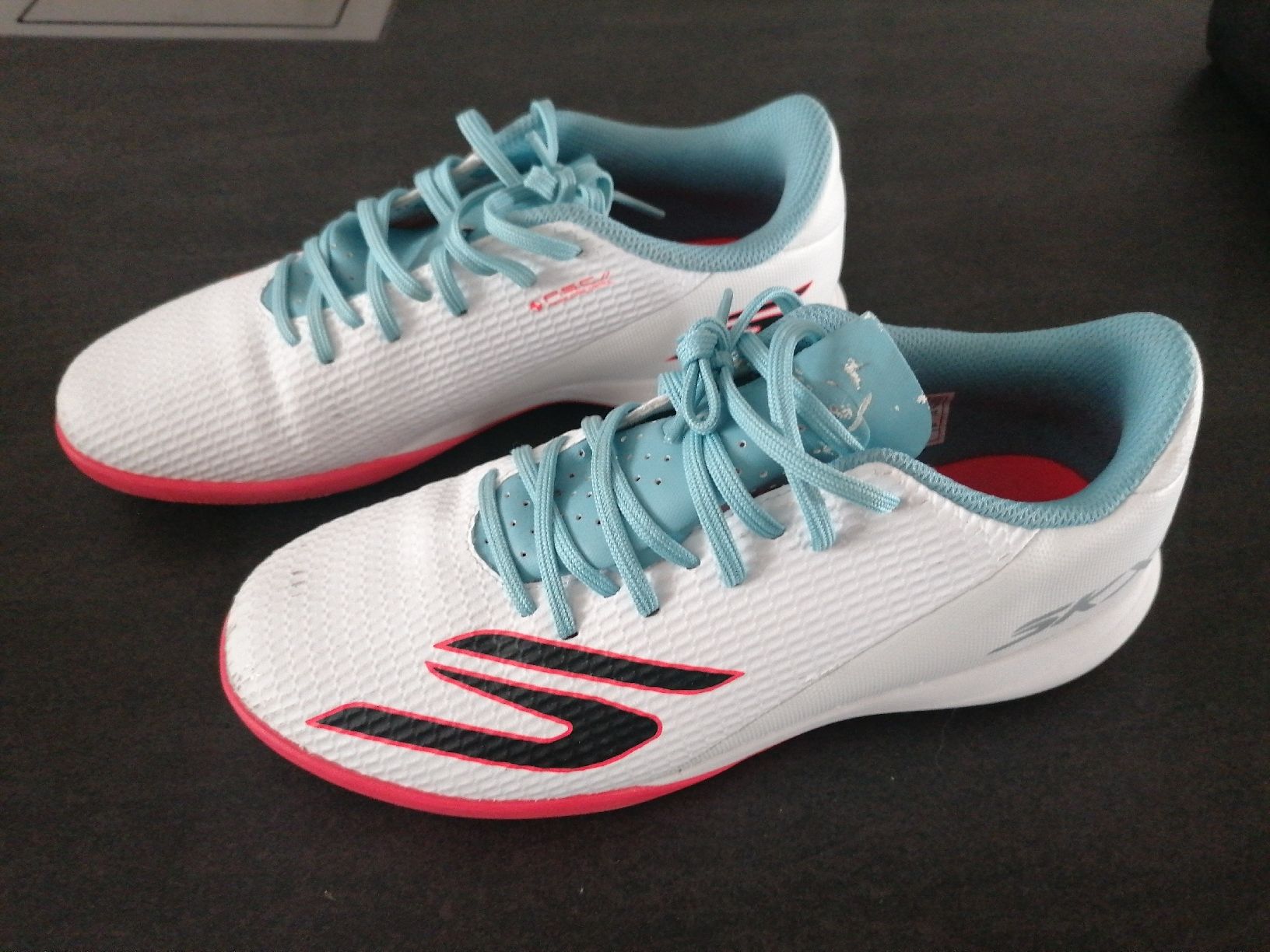 Skechers Chaussures hommes: Fussballhallenschuhe Skechers Gr. 40 – D'occasion à Hettlingen par CaroliR 1