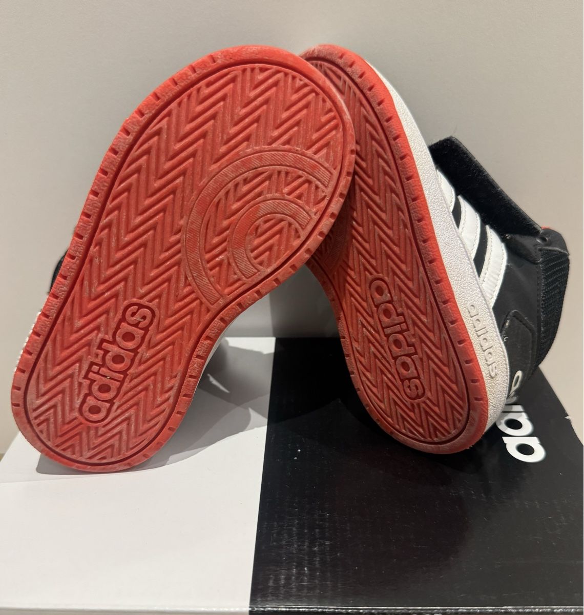 Adidas Chaussures garçon: Adidas Kinderschuhe Grösse 25 – D'occasion à Kirchberg BE par _lb5t 2