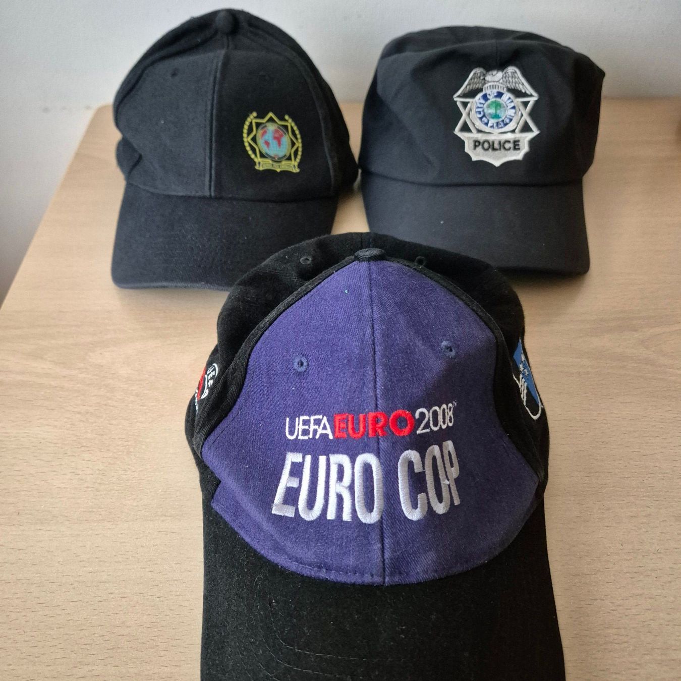 Copricapi, berretti & cappellini: Casquettes de Police – Usato da La Sarraz venduto da badges
