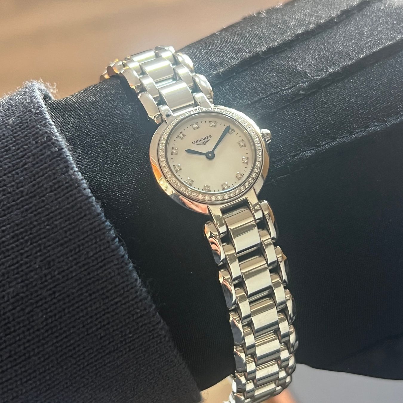 Longines Orologi: Longines PrimaLuna Quartz Diamonds L8.109.0.87.6 – Usato da Carouge GE venduto da Watchaser 3