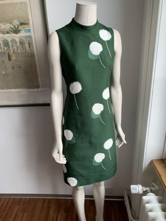AKRIS: Exklusives grünes Kleid mit Pusteblumen, 34
