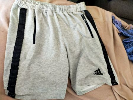 Adidas Baumwollshorts, Gr. M, Grau mit schwarzen Streifen