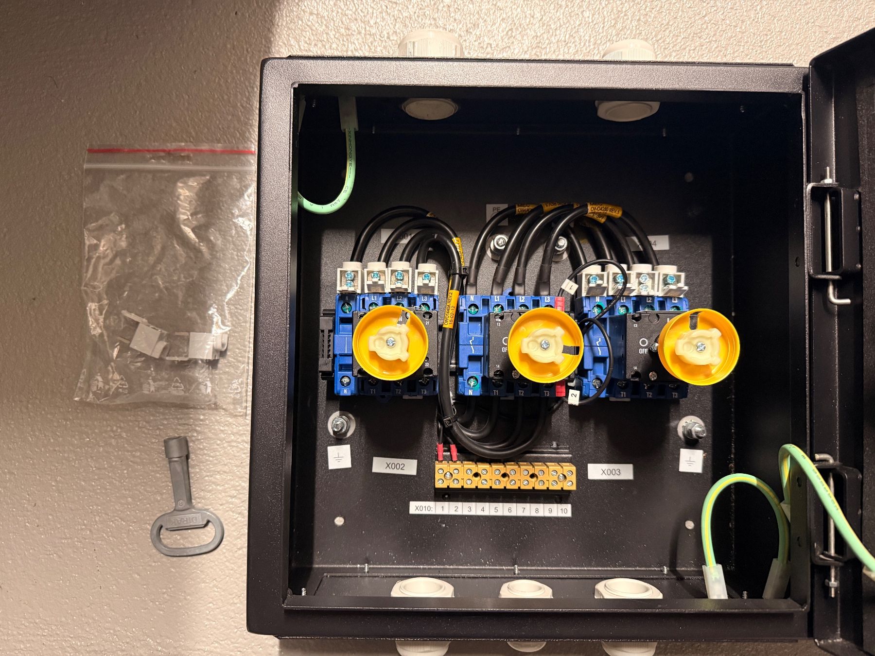 Apc Componenti elettronici: APC Maintenance Bypass Panel 10-20kW_mit Kabelverschraubung – Usato da Brütten venduto da Trinity_ch 1