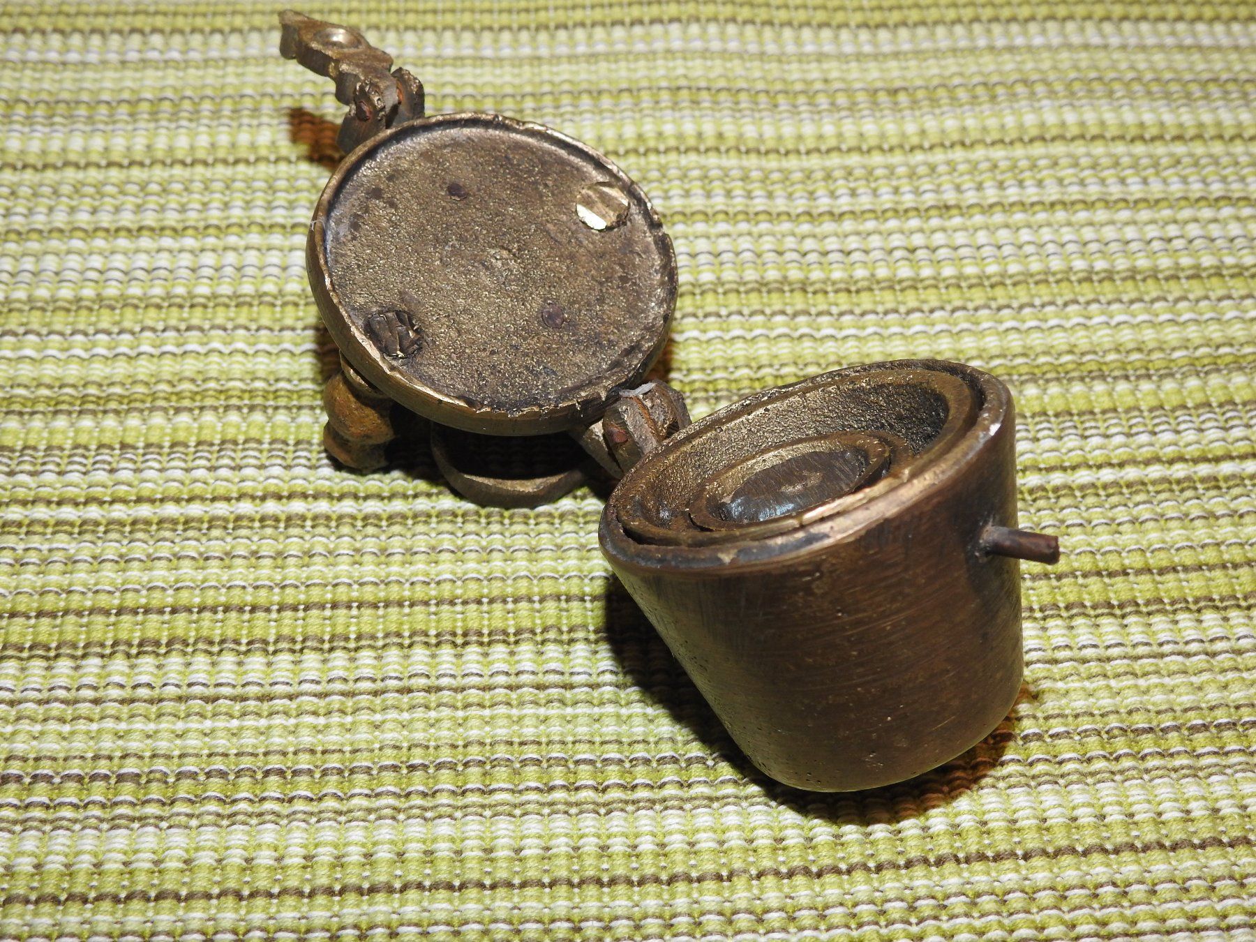 Bilance e pesi: Antike Apotheker Topf-,  Bechergewichte, Bronze – Usato da Uznach venduto da killroy99 4