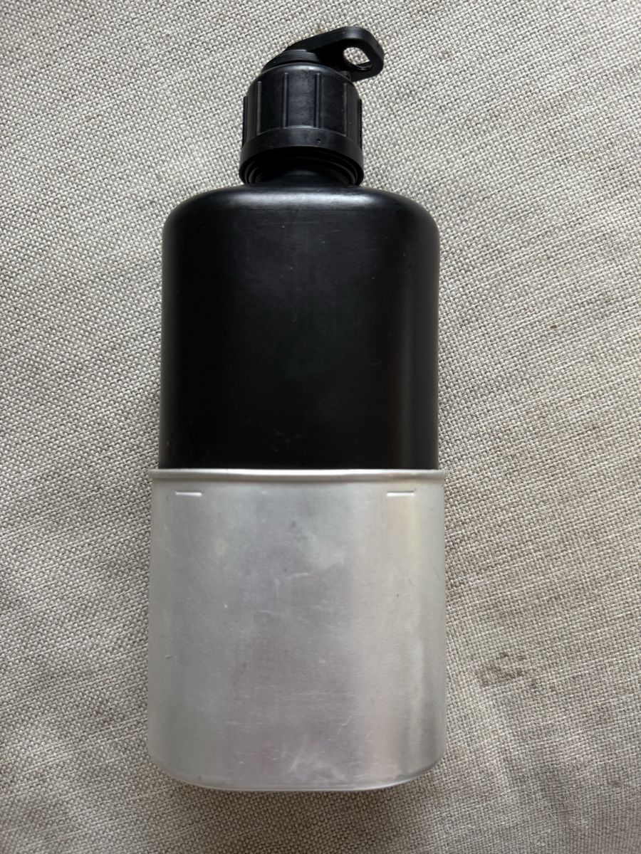 Schweizer Armee Ausrüstung & Ersatzteile: Schweizer Armee Feldflasche mit Becher  – Gebraucht aus Menzengrüt von SC1973 1