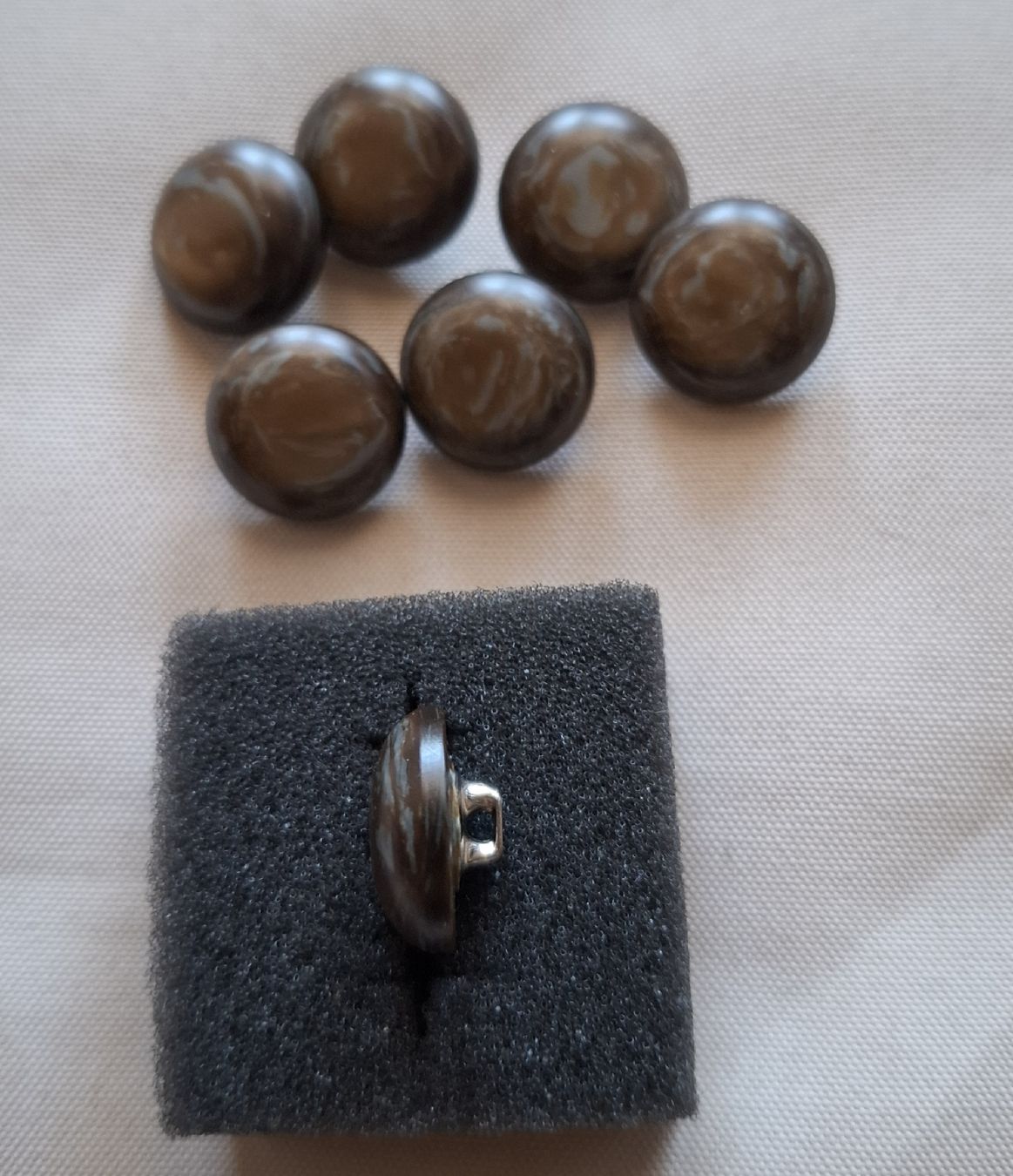 Bottoni: 7 Knöpfe, beige- braun- grau marmoriert , 18 mm. – Nuovo (secondo la descrizione) da Dietikon venduto da Hirschkopf 4