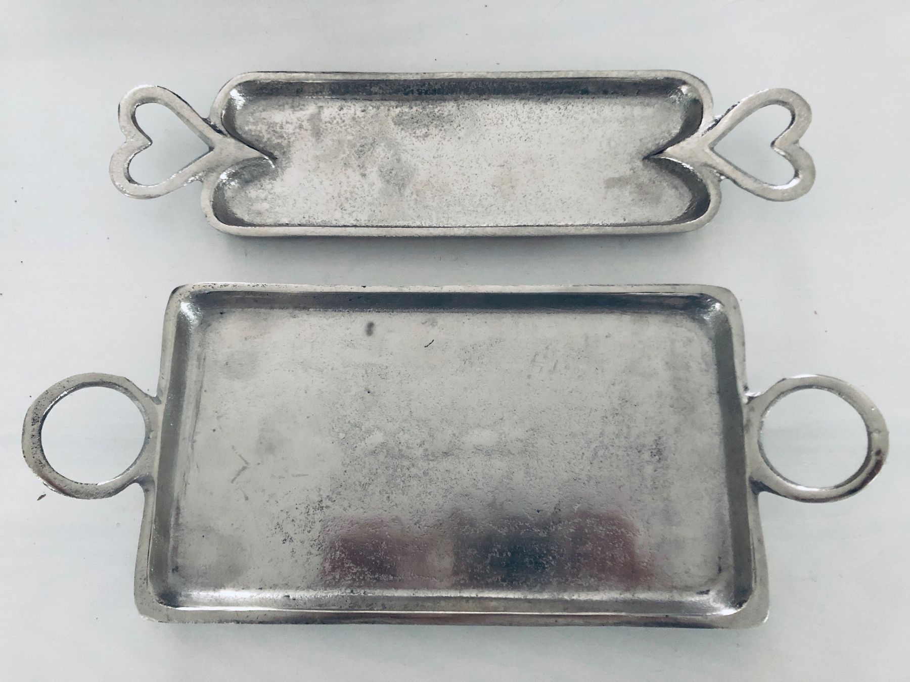Servierplatten: 2er Set Vintage Serviertabletts Deko Tablett Silberlook – Neu (gemäss Beschreibung) aus Arlesheim von leyRum4.5