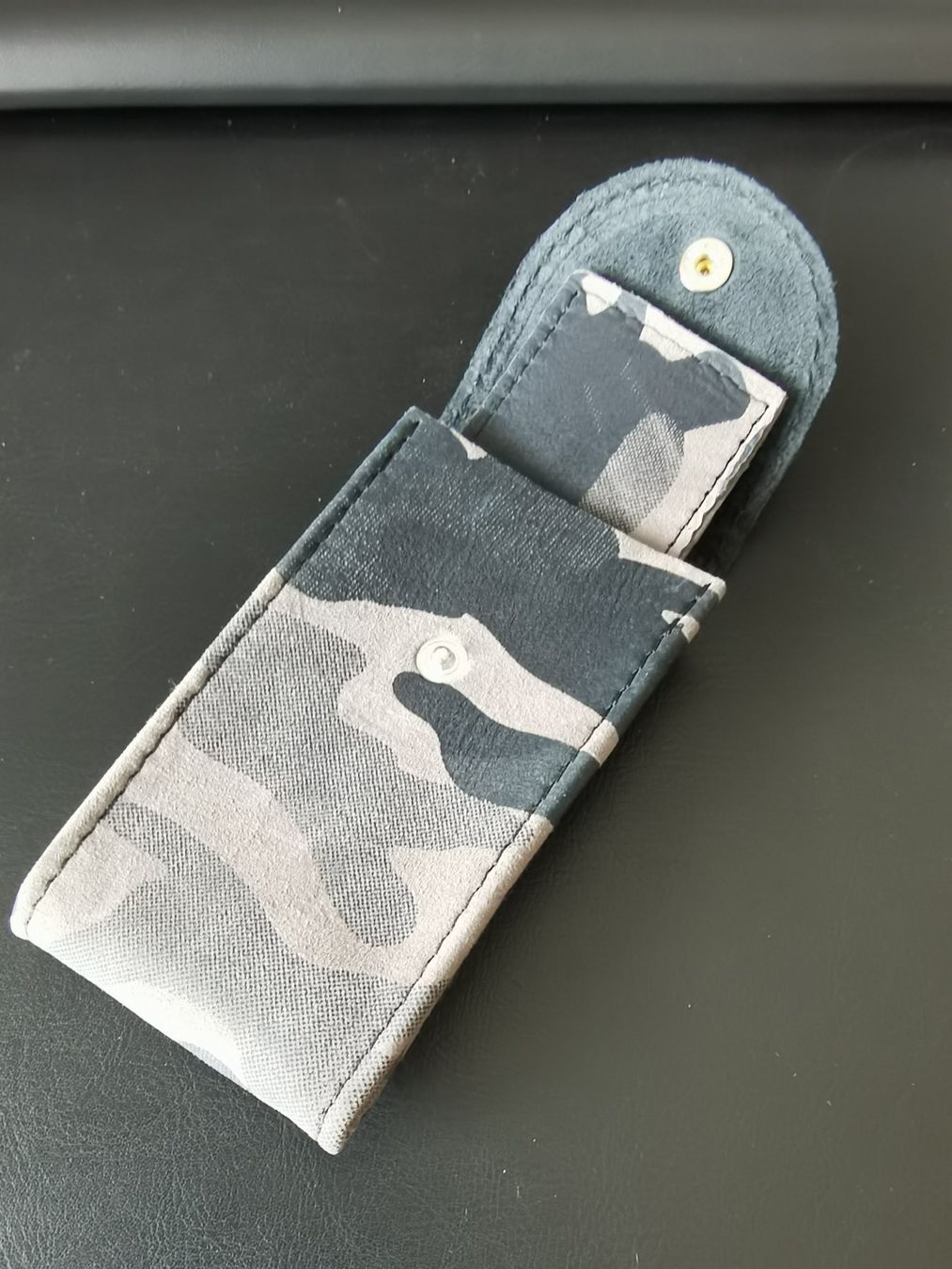 Scatole porta orologi: Uhrenetui Bosphorus Leather Camouflage Grau – Nuovo e nell'imballaggio originale da Biel/Bienne venduto da Cranson93 1