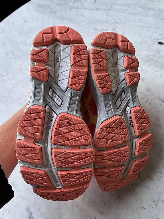 Chaussures garçon: Asics Hallenschuhe 33,5 – D'occasion à Collonge-Bellerive par luc_5tbc 2