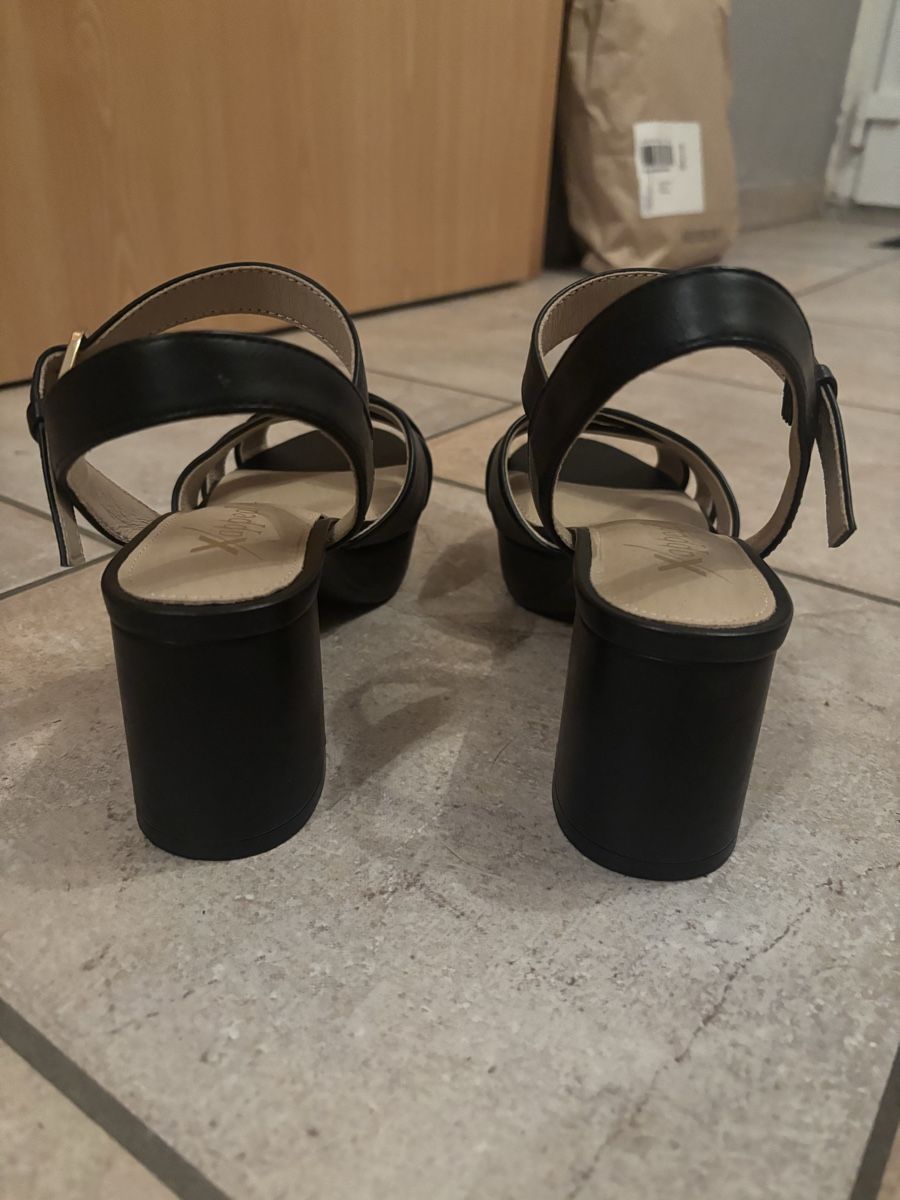 Dosenbach Damenschuhe: Sandale à talon à vendre – Neu (gemäss Beschreibung) aus Sonceboz-Sombeval von Luna_p1414 1