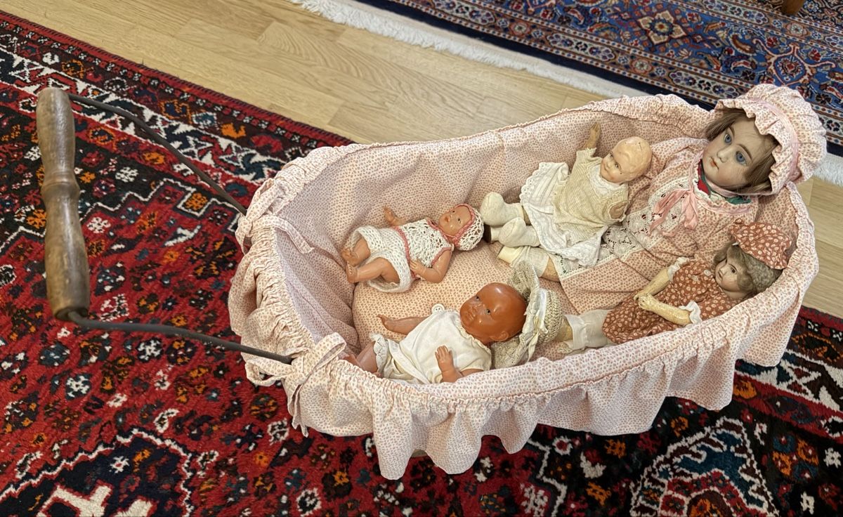 Puppenwagen: Alte Puppen mit altem Wagen – Gebraucht aus Basel von Lithoklast 2