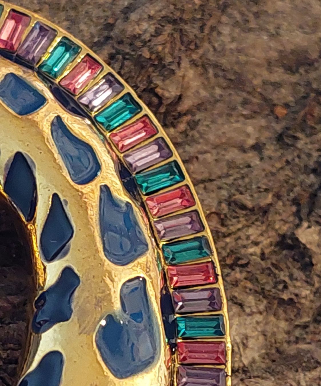Spille & Fermagli: Brosche Giraffe goldfarben mit blauem und buntem Strass – Nuovo (secondo la descrizione) da Oberwil BL venduto da Hunajakakku 4