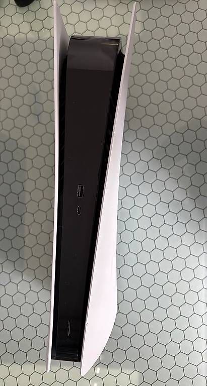Console: PlayStation 5 Digital Edition inkl. 2 Controller – Usato da Basel venduto da LH_01 1