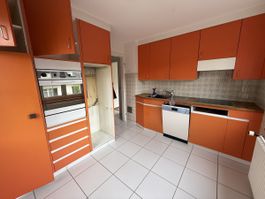 Einbaukueche orange mit Geräten gebraucht