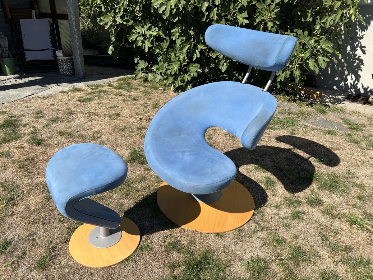 Stokke Poltrone: Stokke Peel Sessel mit Hocker blau – Usato da Neuenegg venduto da Magosaurus 1